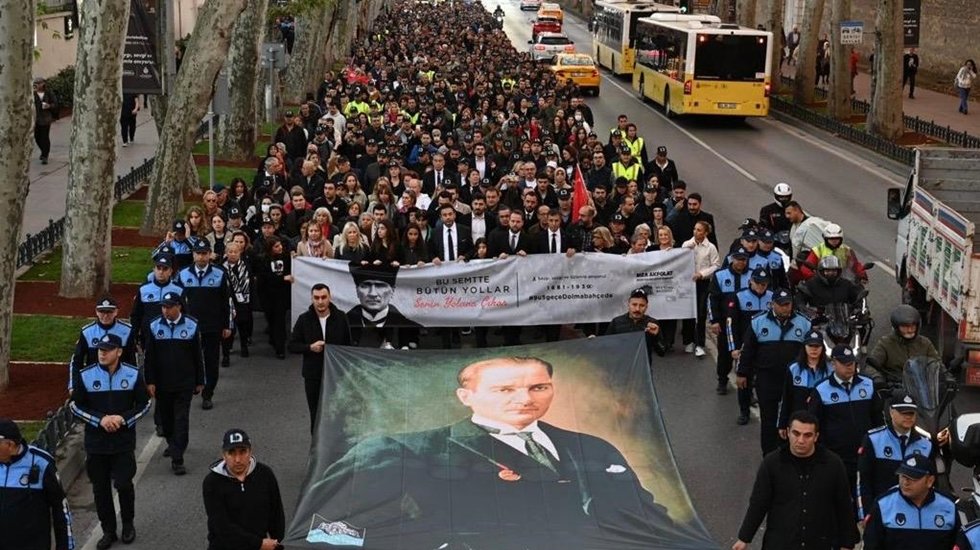 Beşiktaş’tan Dolmabahçe’ye Ata’ya Saygı Yürüyüşüne Binlerce Vatandaş Katıldı