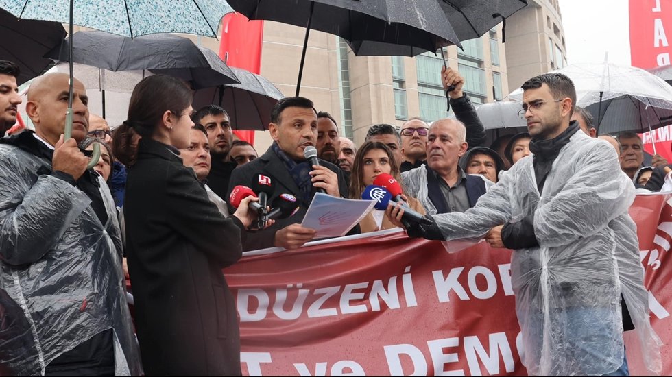 CHP İstanbul &ouml;rg&uuml;t&uuml;nden &Ccedil;ağlayan Adliyesi &ouml;n&uuml;nde eylem...