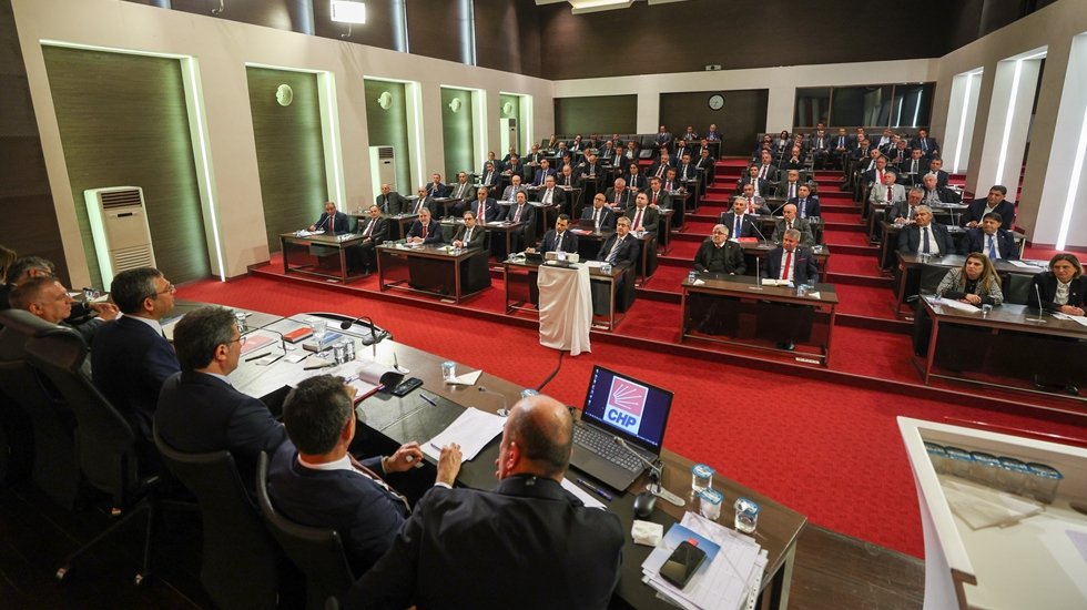 CHP&rsquo;li 81 il başkanı t&uuml;z&uuml;k değişikliğinin yerel se&ccedil;im s&uuml;recine sıkıştırılmasını uygun g&ouml;rmedi&hellip;