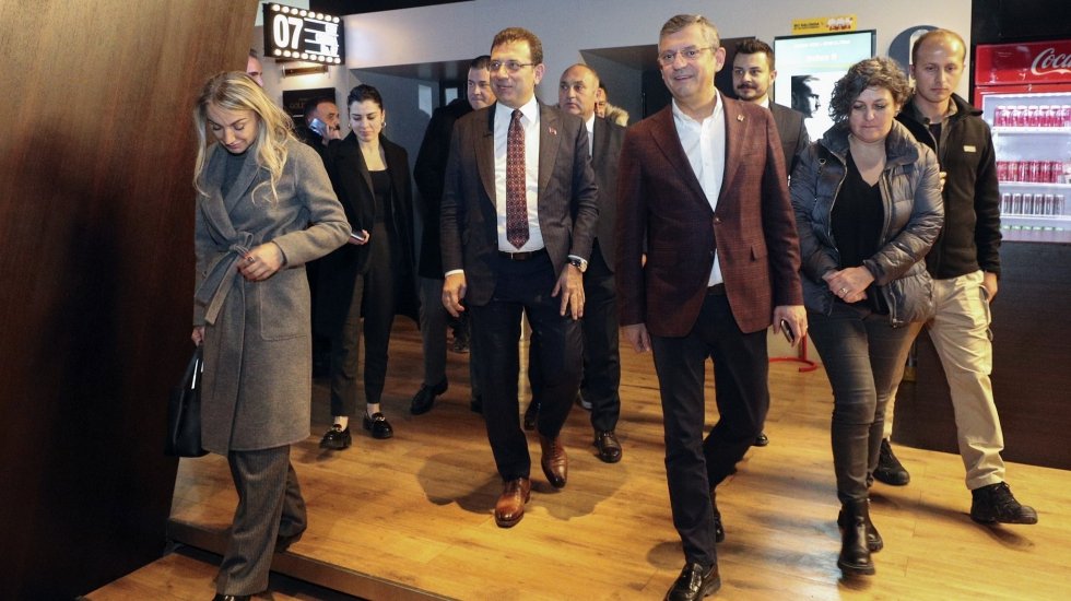 CHP lideri &Ouml;zg&uuml;r &Ouml;zel ve İBB Başkanı İmamoğlu, Atat&uuml;rk filminin 2. kısmını izledi