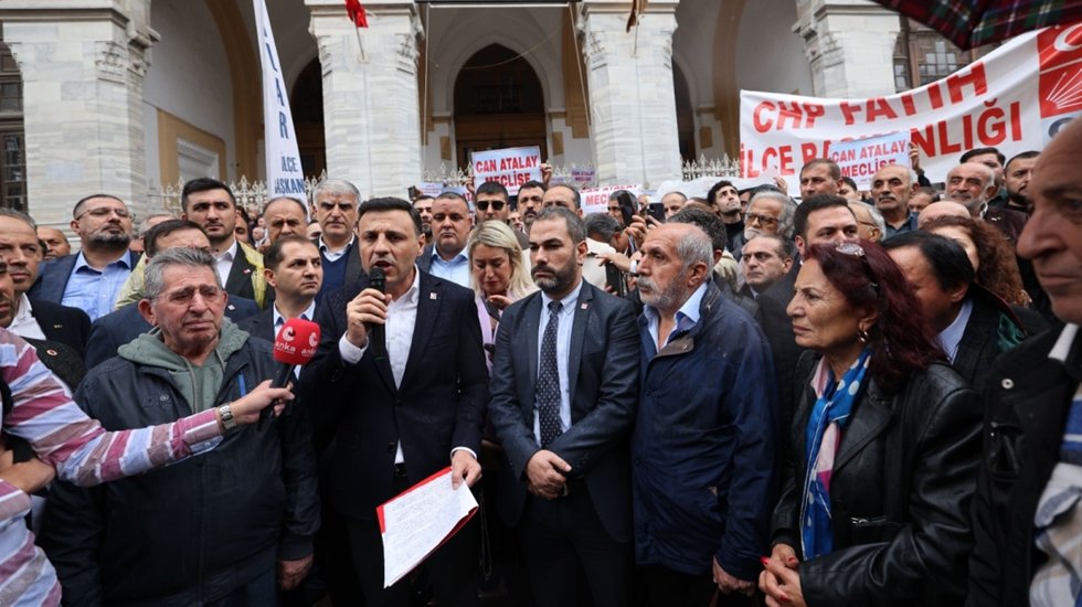 CHP &Ouml;rg&uuml;t&uuml;, İstanbul&rsquo;dan Ankara&rsquo;ya Yargıtay 3. Daire'ye anayasa kitap&ccedil;ığı g&ouml;nderdi...