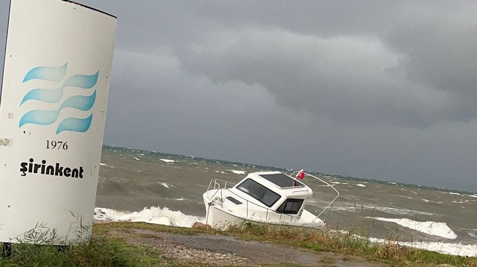 Fırtına Ayvalık&rsquo;a tekneleri batırdı ağa&ccedil;ları devirdi