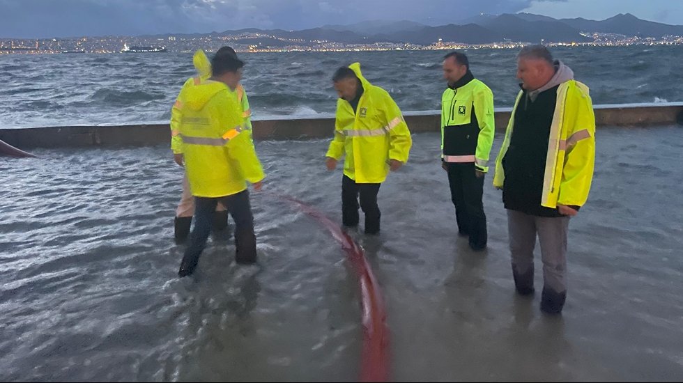 İzmir&rsquo;de deniz kabarması sonucu sular 1 metreden fazla y&uuml;kseldi...