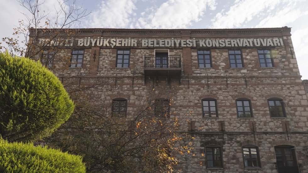 Konservatuar binasının altı su i&ccedil;inde, duvarları ve merdivenleri &ccedil;atlaklarla dolu.....