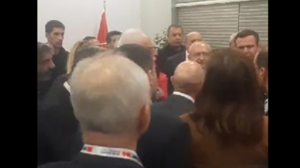 Kurultay sırasında 'Kılı&ccedil;daroğlu'na yapılan baskı g&ouml;r&uuml;nt&uuml;s&uuml;&hellip; Kimden alıyor bu cesareti!