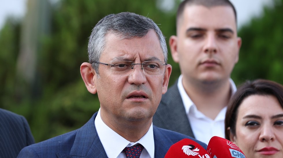 &Ouml;zg&uuml;r &Ouml;zel'den Selahattin Demirtaş'ın babası i&ccedil;in taziye