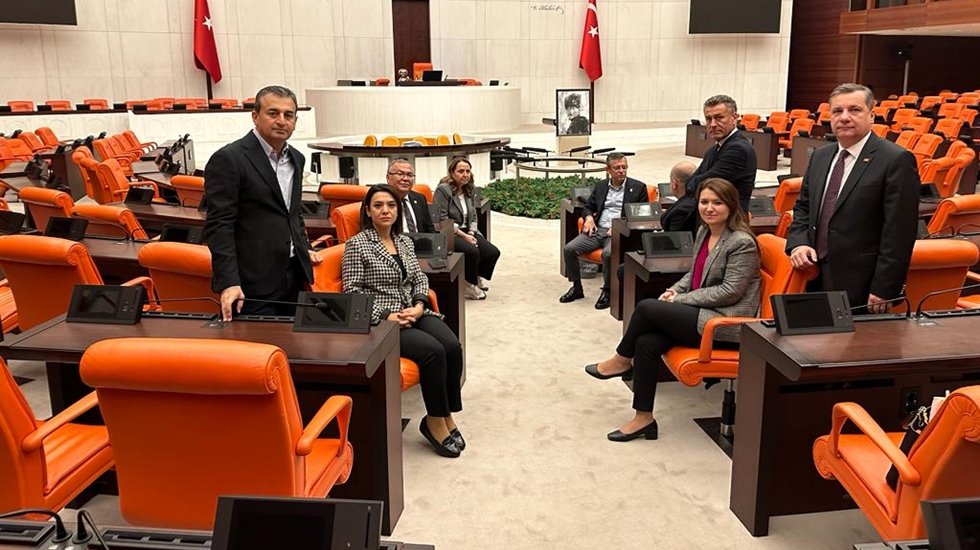 &Ouml;zg&uuml;r &Ouml;zel: 'Eylemimiz ikinci bir karara kadar devam edecek'