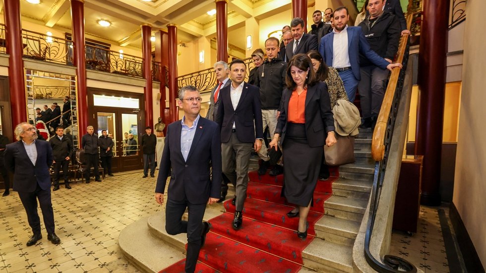 Erdoğan'dan &Ouml;zg&uuml;r &Ouml;zel'e: "B&ouml;l&uuml;c&uuml; ter&ouml;r &ouml;rg&uuml;tleriyle opera dinlemeyi marifet saydılar"