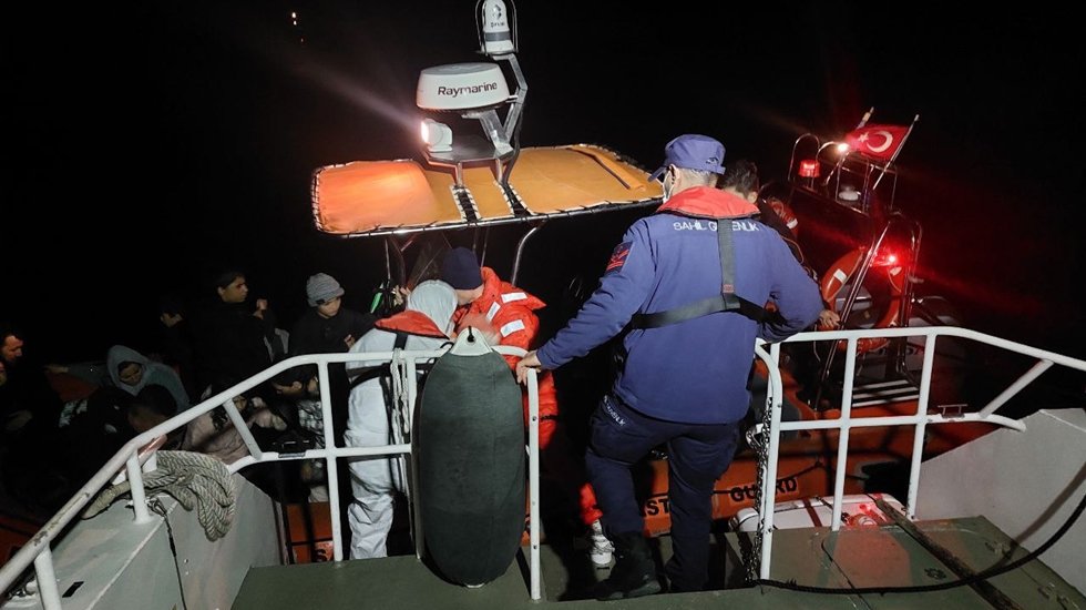 Sahil G&uuml;venlik ekipleri Ayvalık&rsquo;ta 29 d&uuml;zensiz g&ouml;&ccedil;meni kurtardı