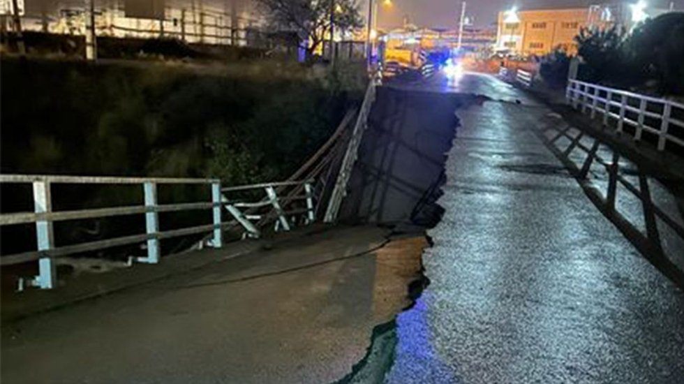 Şiddetli yağış Edremit ile Ak&ccedil;ay&rsquo;ı bağlayan Kuru&ccedil;ay K&ouml;pr&uuml;s&uuml;n&uuml; &ccedil;&ouml;kertti