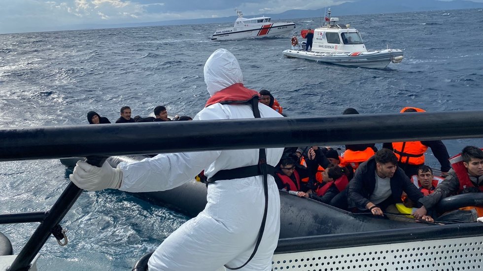 Yunanlılar tarafından T&uuml;rk Karasularına itilen 45 g&ouml;&ccedil;men boğulmaktan kurtarıldı