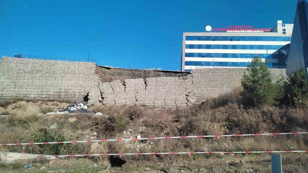 A&ccedil;ılışı bile yapılmadan Devlet Hastanesinin istinat duvarı &ccedil;&ouml;kt&uuml;!