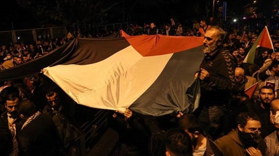 AGD &uuml;yeleri İsrail protestosu sırasında AKP'yi "işbirlik&ccedil;ilik"le su&ccedil;layan sloganlar attılar