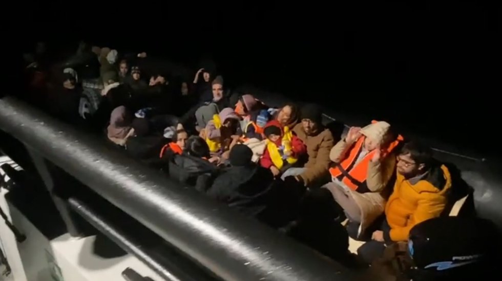 Ayvalık a&ccedil;ıklarında lastik botta 39 g&ouml;&ccedil;men yakalandı