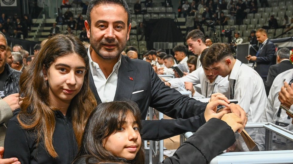 Başkan Akpolat Beşiktaş Kulübü Başkanlık Seçiminde oyunu kızlarıyla birlikte kullandı!