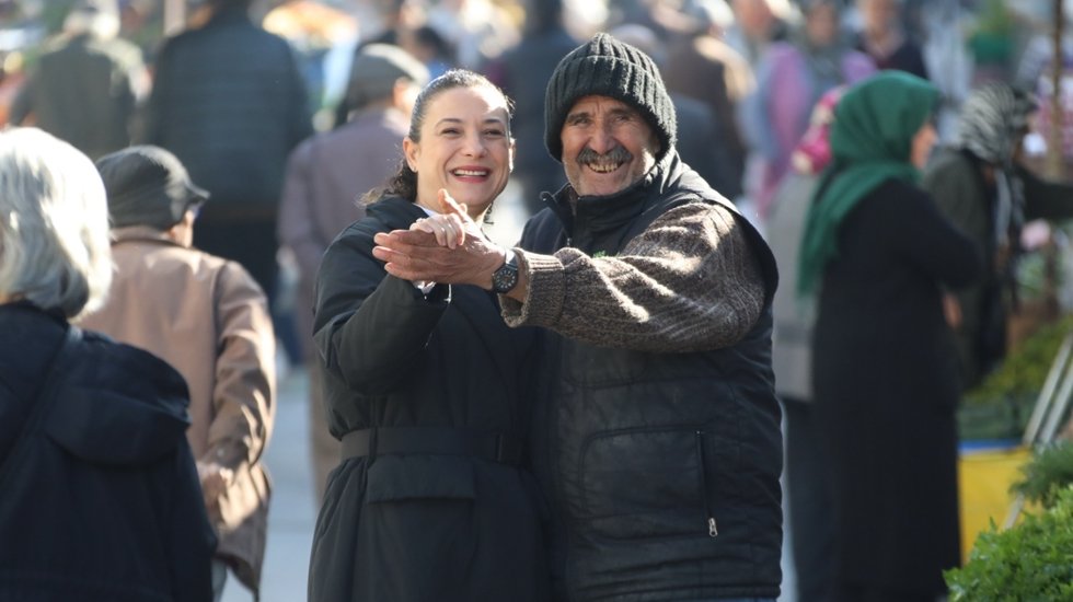 Başkan Sengel'e pazarda sımsıcak karşılama...