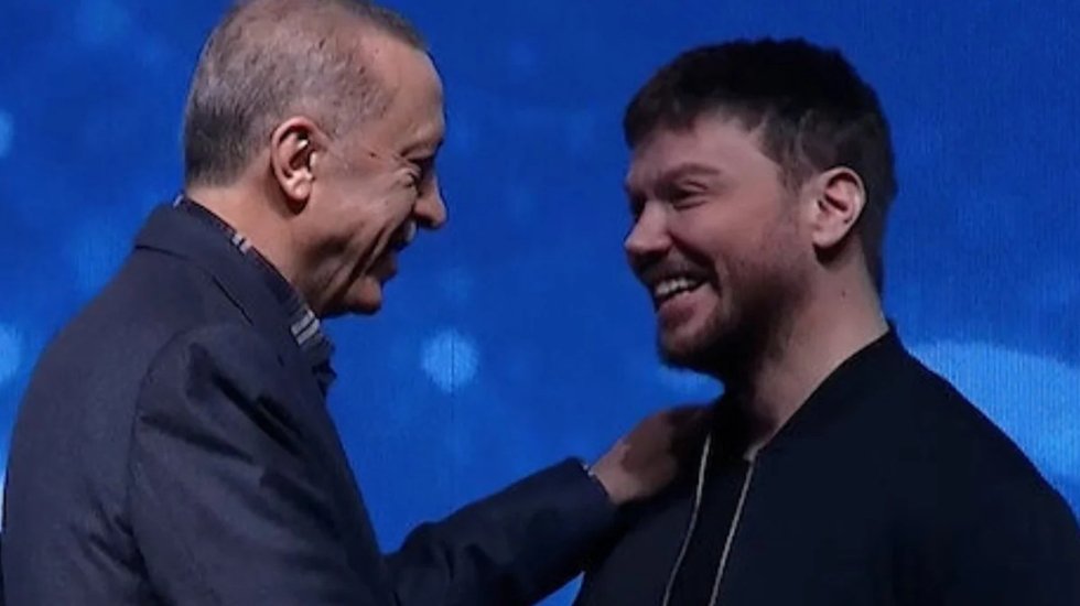 'Benim 4 tane eşim var' s&ouml;zleriyle tepkiye neden olan şarkıcı 5 bin TL'yi beğenmedi!