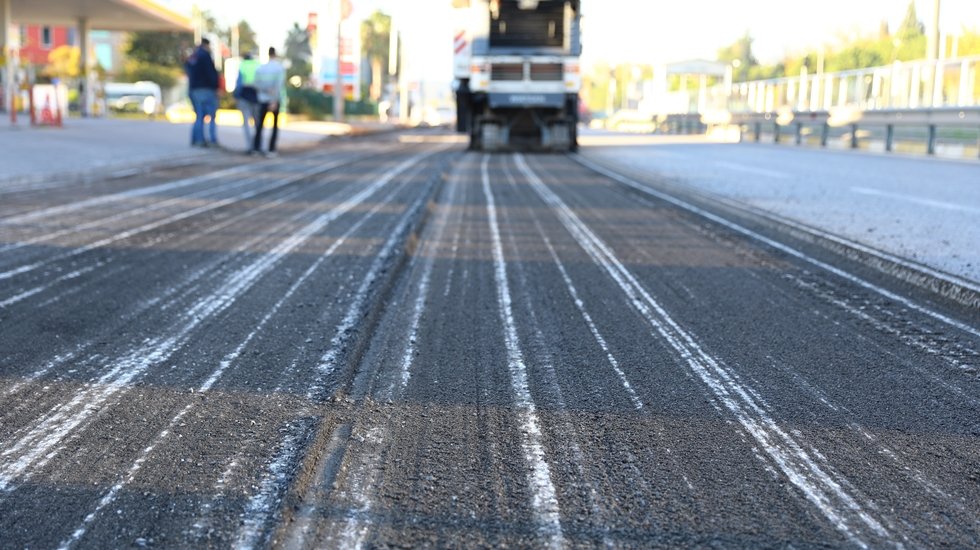 B&uuml;y&uuml;kşehir Belediyesi Sıcak asfaltla ve yağmur suyu &ccedil;alışması yapıyor