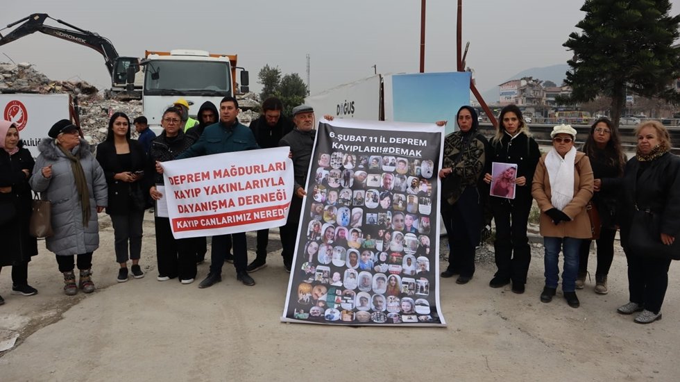 Depremde kaybolan yakınlarına ulaşamayan kayıp yakınları, DEMAK&rsquo;ı kurdu