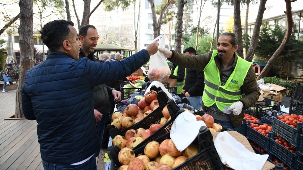 Depremzede Çiftçilerin Ürünleri Kadıköy Dayanışma Pazarı’nda