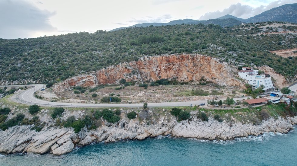 Depremzede sokaktayken, AFAD deniz kenarında 100 odalı l&uuml;ks otel yapıyor&hellip;