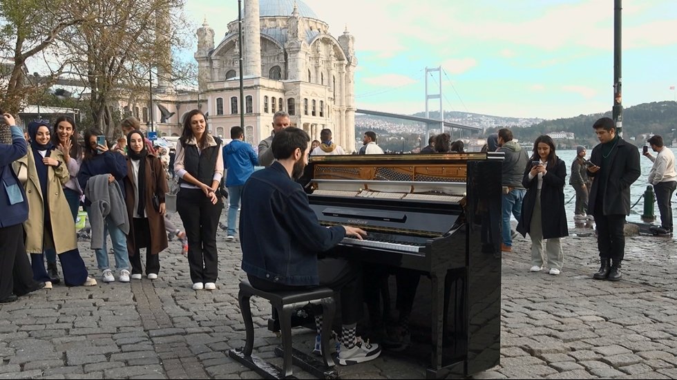 D&uuml;nyaca &uuml;nl&uuml; piyanist Evgeny Grinko, Ortak&ouml;y Meydanı'nda İstanbullulara s&uuml;rpriz yaptı