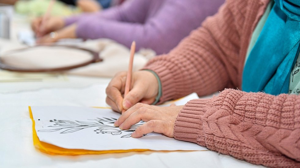 Kadınlar belediyenin açtığı kurslarda meslek öğreniyor