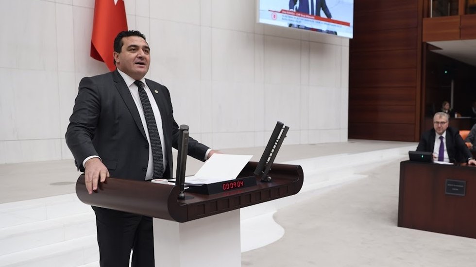 Karasu: “Ey Erdoğan,12 Eylül’ün postallı darbecileri CHP'ye diz çöktüremedi ki senin darbecilerin bize diz çöktürsün!”