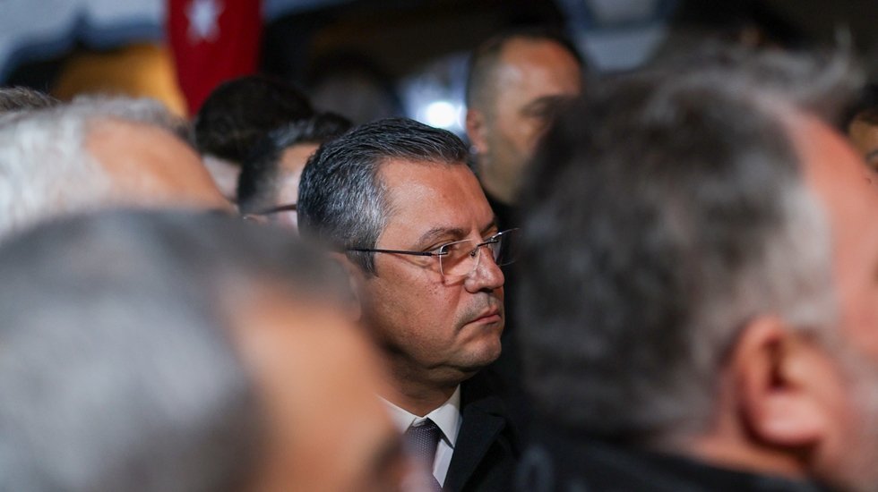 Manisa'daki şehit cenazesinde &Ouml;zg&uuml;r &Ouml;zel'e protesto