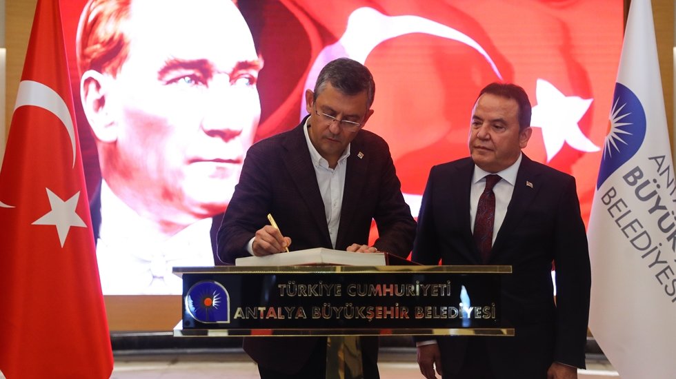 &Ouml;zg&uuml;r &Ouml;zel&rsquo;den Antalya belediyesine ziyaret