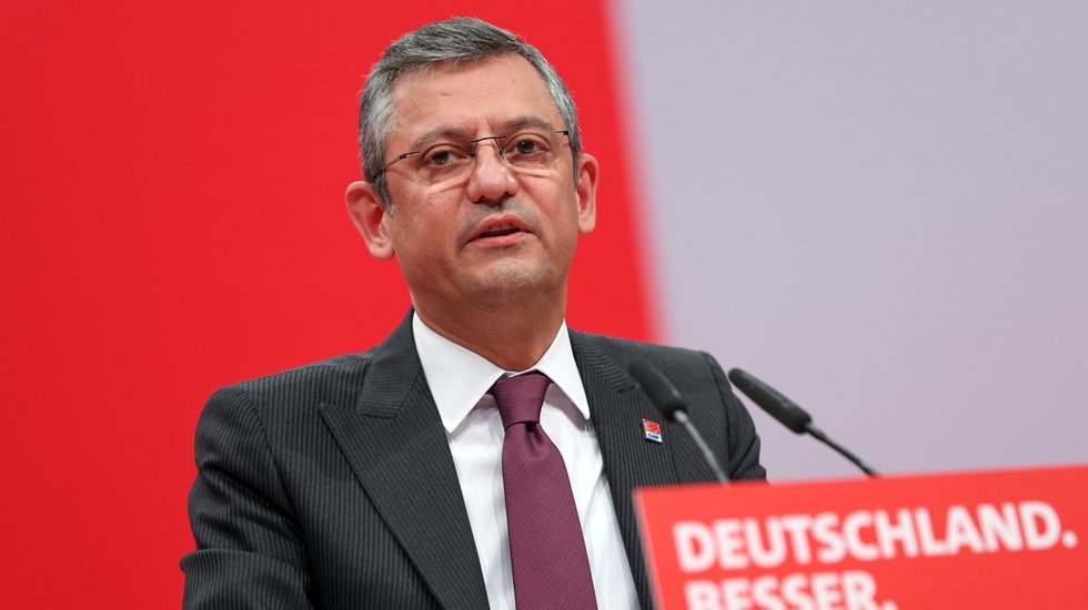 &Ouml;zg&uuml;r &Ouml;zel'in Almanya'dan 'Gazze' &ccedil;ağrısı: 'Harekete ge&ccedil;memiz gerekiyor'