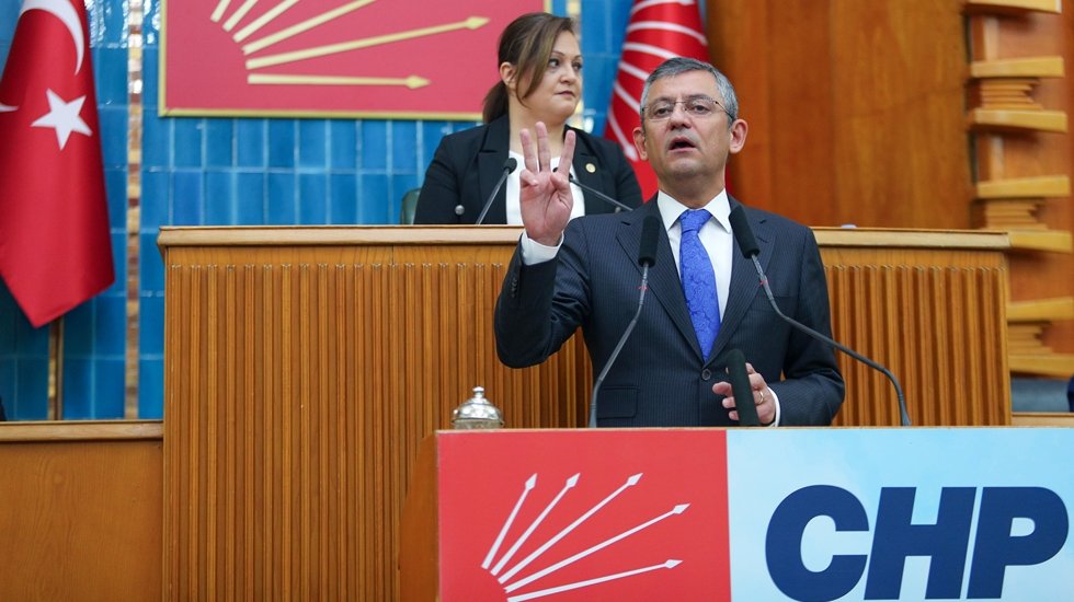 &Ouml;zg&uuml;r &Ouml;zel: "İYİ Parti ile sıkıntımız olduğunu d&uuml;ş&uuml;nmeyin. Eski dosttan d&uuml;şman olmaz"
