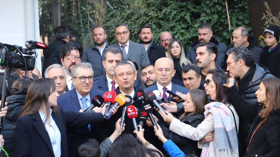 &Ouml;zg&uuml;r &Ouml;zel kurulduğu g&uuml;nden bu yana SDD'yi ziyaret eden ilk CHP Genel Başkanı oldu.