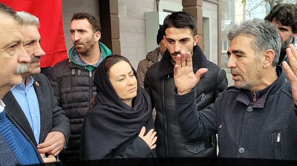 Provokasyona tepki g&ouml;steren Şehit Budak&rsquo;ın yakınları &lsquo;Hazırlanmış bir tezg&acirc;h&rsquo; dedi