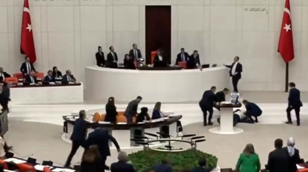 Saadet Partili Hasan Bitmez, Meclis k&uuml;rs&uuml;s&uuml;nde bayıldı!