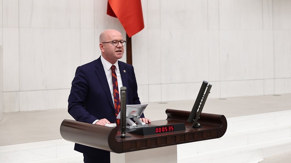 Sarı: Elinize almışsınız TÜİK aparatını, enflasyona; masa başında şekil veriyorsunuz.