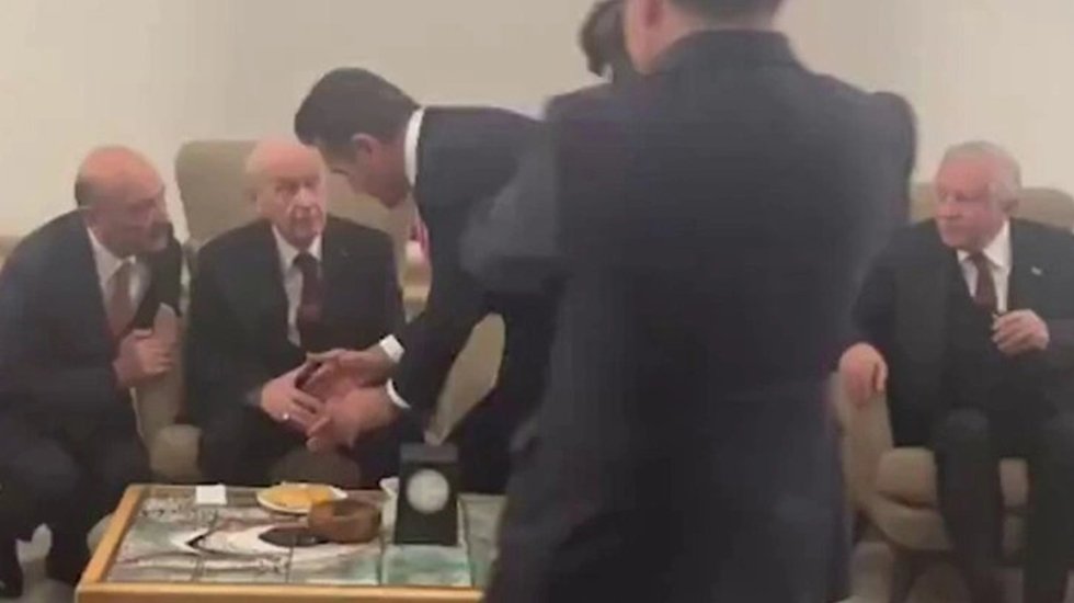 Sarıg&uuml;l ile Bah&ccedil;eli arasında samimi selamlaşma sosyal medyada g&uuml;ndem oldu.