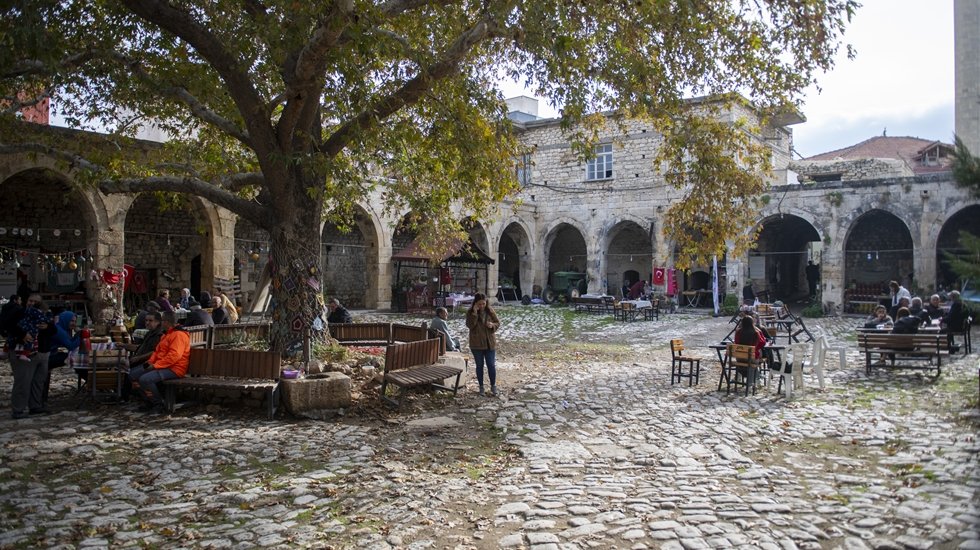 Tarihi Taşhan, Mutlu &uuml;retici kadınlar sayesinde cazibe merkezi haline geldi