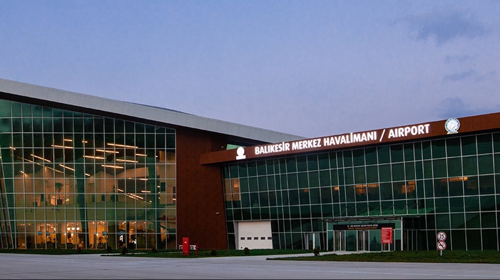 &Uuml;&ccedil; yıl &ouml;nce tamamlanan, u&ccedil;ak inmeyen havalimanında, milyonlarca liralık yeni bir onarım ihalesi