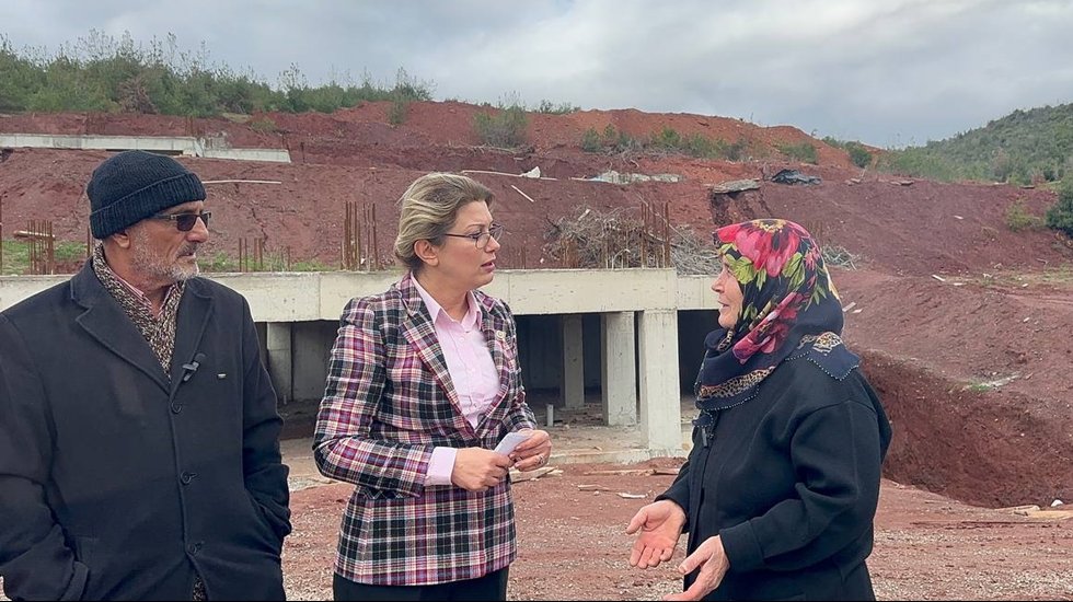 1 yıl i&ccedil;inde teslim edileceği s&ouml;ylenen 300 deprem konutundan eser yok.