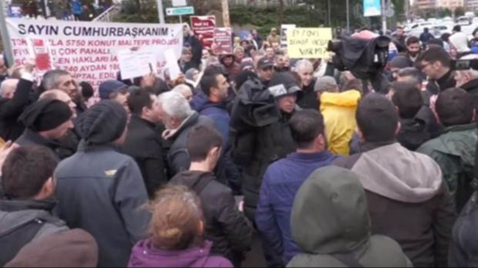 Adaylığı a&ccedil;ıklandığı aynı g&uuml;n TOKİ'zedelerden &lsquo;Mağdurlar burada, Murat Kurum nerede?&rsquo; sloganları y&uuml;kseldi&hellip;