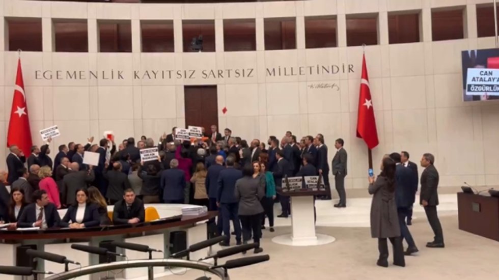 AKP ve MHP&rsquo;liler de k&uuml;rs&uuml;n&uuml;n &ouml;n&uuml;ne barikat kurdu! Can Atalay kararı, Anayasa &ccedil;iğnenerek genel kurulda okutuldu&hellip;
