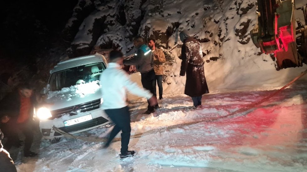 Antalya&rsquo;da karda mahsur kalan vatandaşlar kurtarıldı&hellip;