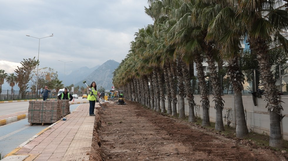 Antalya Konyaaltı Sahili&rsquo;nde &ccedil;alışma