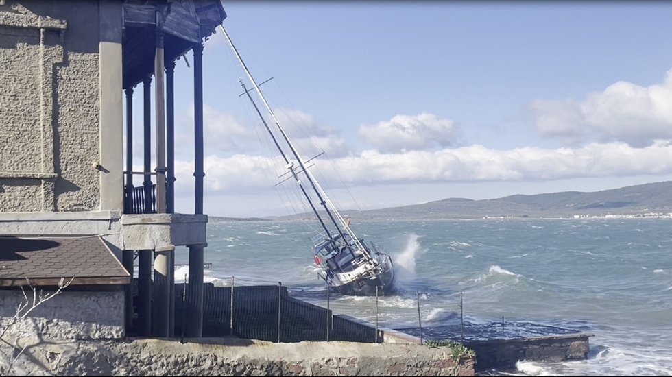 Ayvalık&rsquo;ta fırtına etkili oldu