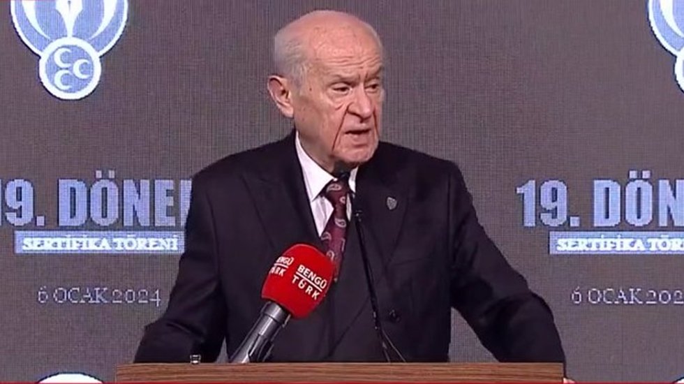 Bah&ccedil;eli'den Anıtkabir'deki 'şeriat' sloganına a&ccedil;ıklama: "Kendini bilmezler grubu, hilafet bayrağı diye bir şey var mıdır?"