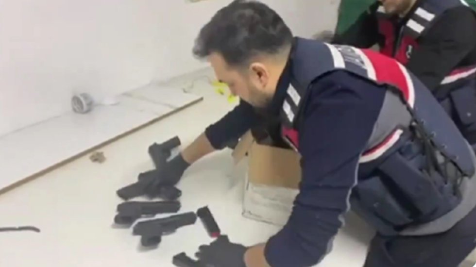 Bakan a&ccedil;ıkladı: Silah imalatı ve ka&ccedil;ak&ccedil;ılığı yapan 12 kişi g&ouml;zaltına alındı