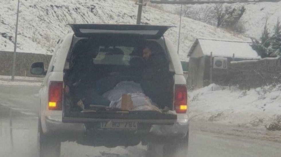 Belediye cenazeye ara&ccedil; vermedi, ailesi bagajda taşıdı