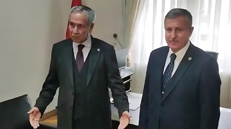 B&uuml;lent Arın&ccedil; &Uuml;lk&uuml;c&uuml;lere seslendi: &Uuml;lk&uuml;c&uuml;lerin başında olan insan resmen katlediliyor.