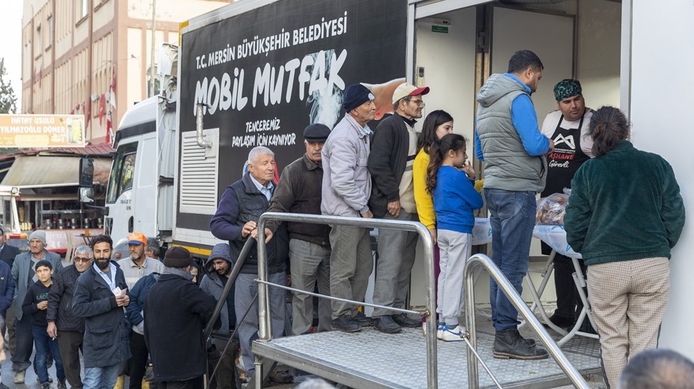 B&uuml;y&uuml;kşehir 3 &ccedil;eşit yemeği 10 TL&rsquo;ye ulaştırıyor. Yurttaşlar kuyruk oluyor